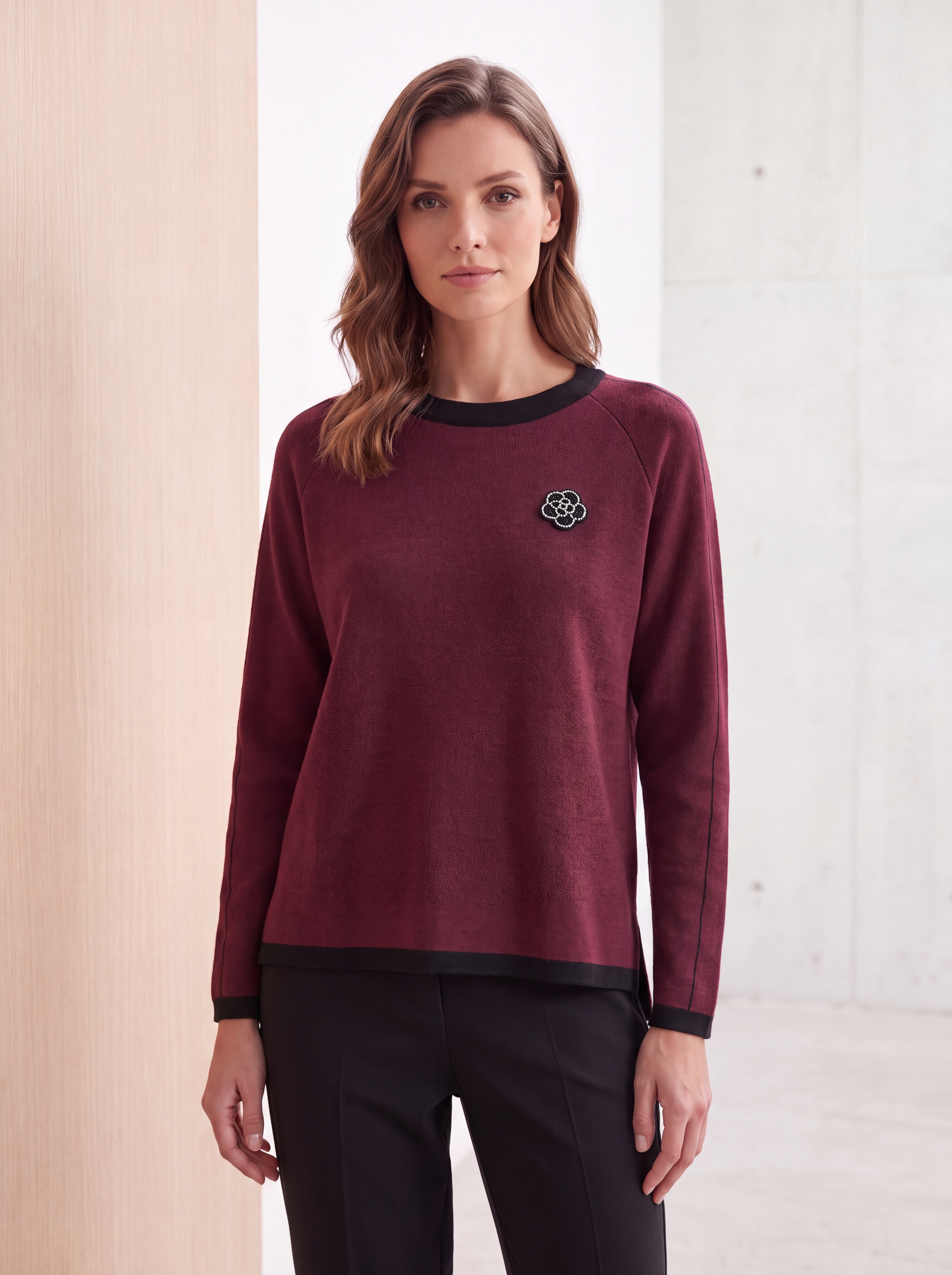 Dámsky elegantný pulóver s kvietkom CHICLINK BURGUNDY Bordový s.WEAR 3